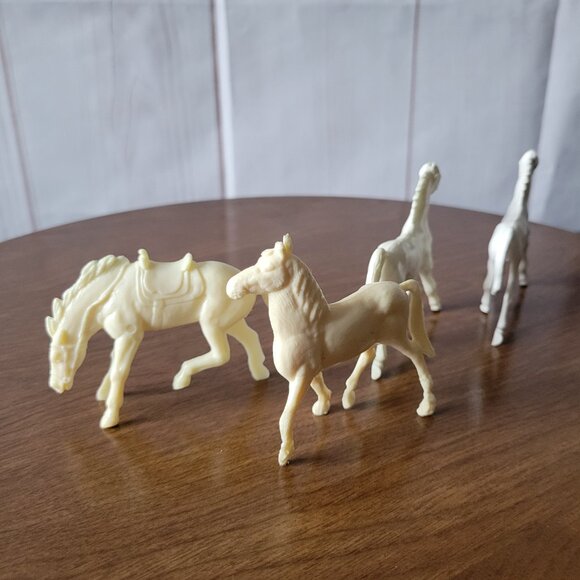 Vintage 1960’s Toy Plastic Horse Figure Set of 4 (White/Cream) - Picture 4 of 8